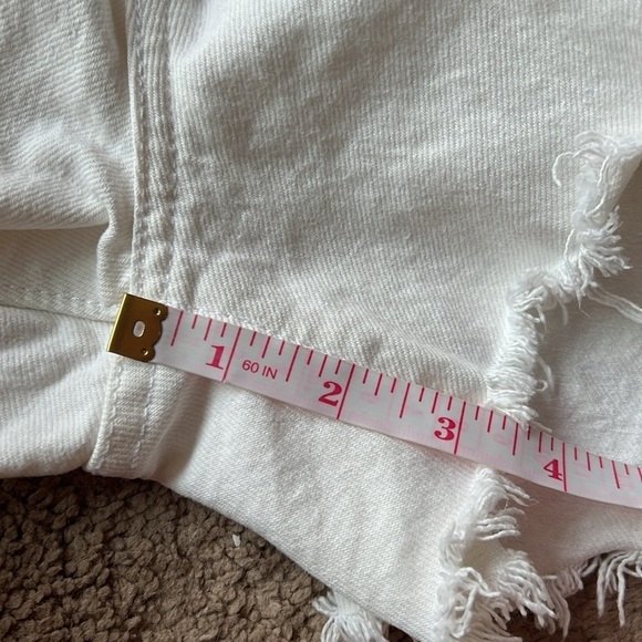 Levi’s High Waisted Mom Short White Distressed - Picture 8 of 8